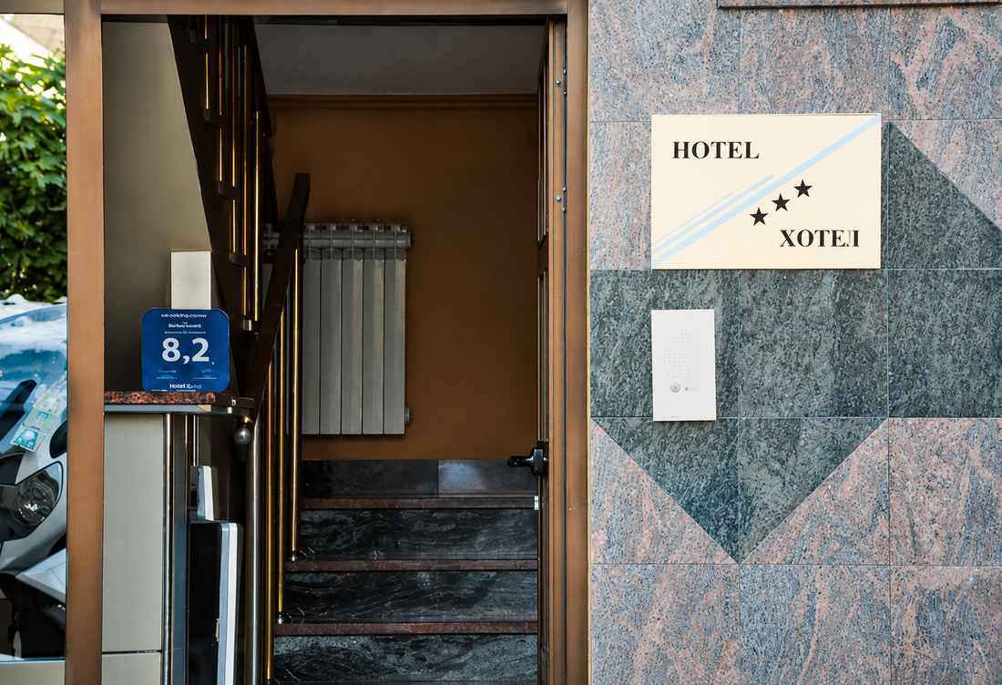 Recepcija i ulazno predvorje Hotela Kamel s kamenim pročeljem i staklenim vratima