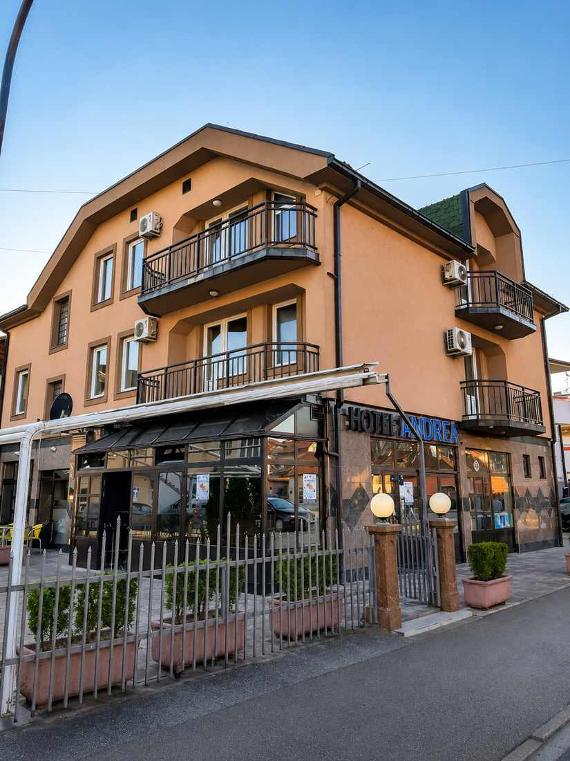 Eksterijer Hotela Kamel koji prikazuje zgradu i balkone iznad terase