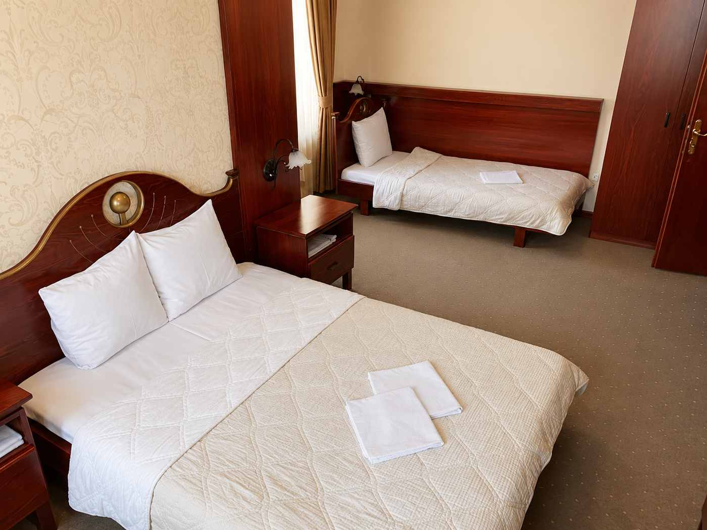 Trokrevetna soba u Hotelu Kamel s tri odvojena kreveta